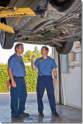 Haik Kurt discussing car
